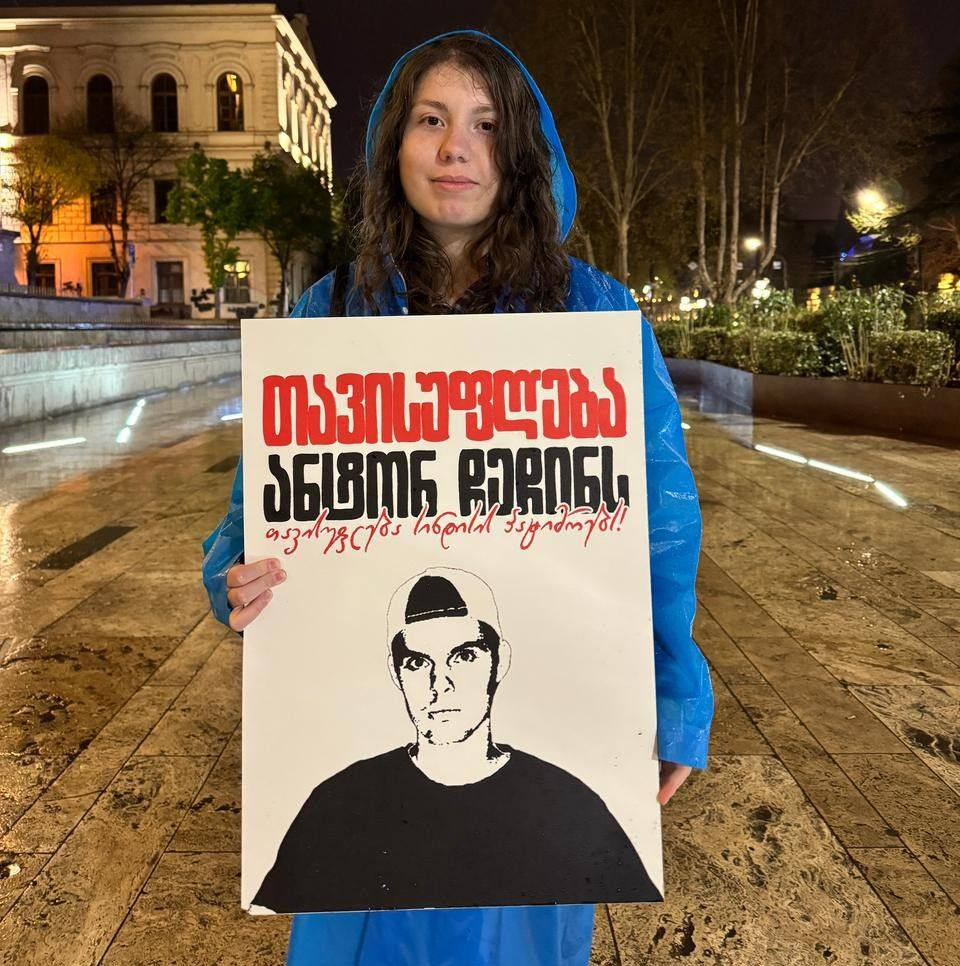 Манана Самхарадзе с плакатом в поддержку&nbsp;Антона Чечина
Facebook