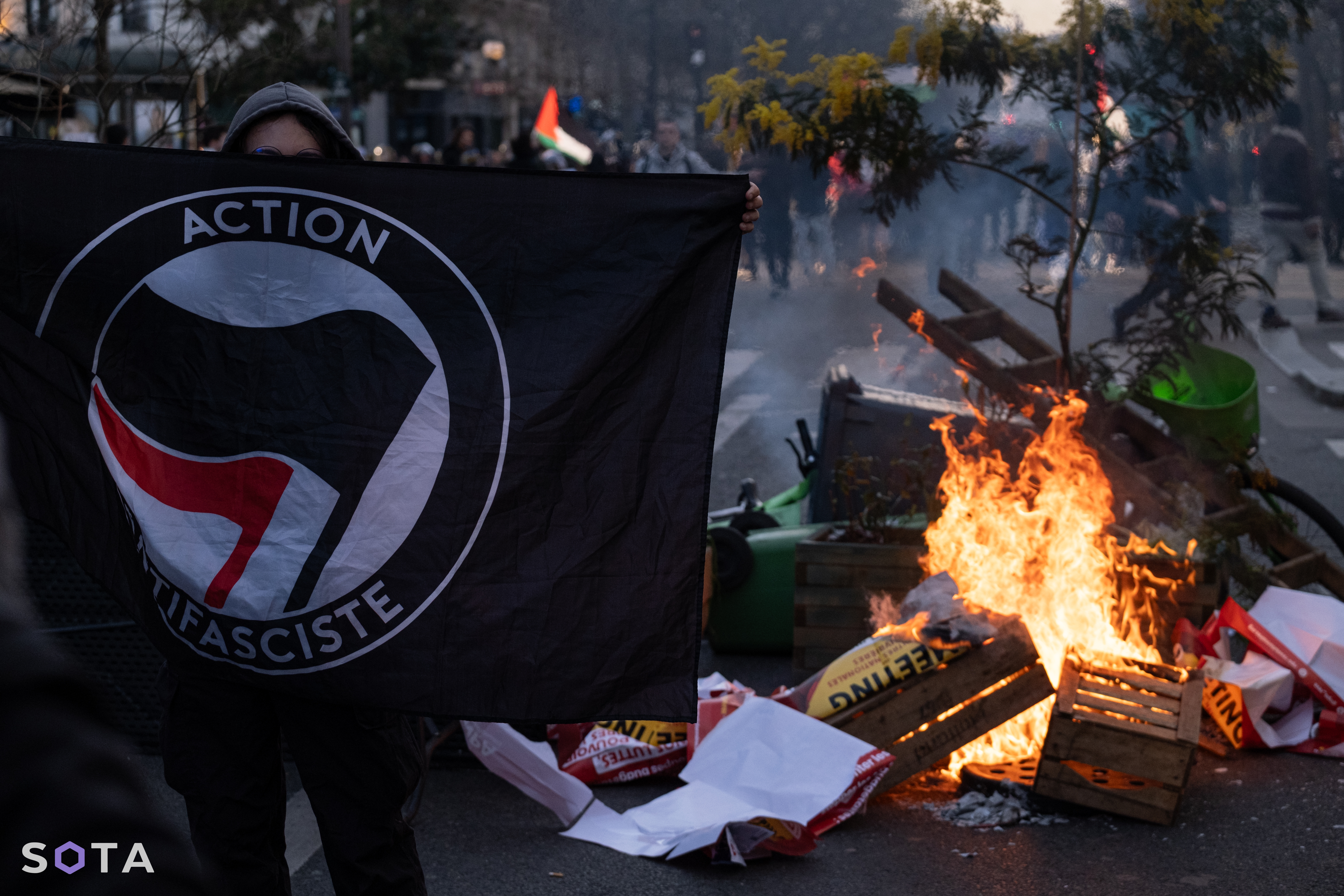 Левые пропалестинские активисты жгут баррикады в Париже, март 2025.
Денис Галицын / SOTA